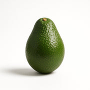 白色背景上的酪梨